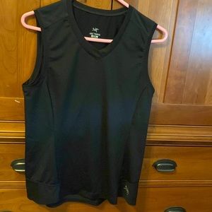 Arc’teryx black short sleeve run hike top athletic fit